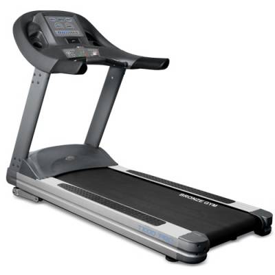 BRONZE GYM T1000 PRO.jpg Беговая дородка Bronze Gym T1000 Pro Bronze Gym T1000 PRO - уникальное предложение на рынке тяжелого коммерческого оборудования (heavy commercial) в соотношении "цена-функционал".
Одно из самых больших беговых полотен размером 160х60 см. и амортизационная платформа повышенной мягкости на основе разноплотных эластомеров antiSHOCKwave™ обеспечивают премиальную степень комфорта.
Мощность двигателя 5.0 л.с. (переменный ток).
Скорость 1 - 22 км./ч.
Наклон бегового полотна 0 - 20%.
Кол-во программ: 26 программ (в т.ч. пульсозависимые).
Максимальный вес пользователя 220 кг.
Гарантия 2 года.
