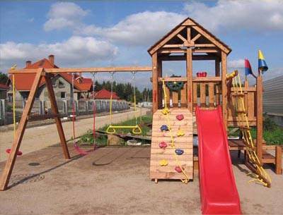 fort-2.jpg Детский спортивный комплекс уличный Форт-2 Форт-2, детская игровая площадка. Двухуровневый игровой домик. Пристройка с лесенкой, столом и скамейкой. Материал: клееный брус, сосна. Производство: КБТ Техник, Россия.
