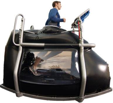 G-Trainer.jpg Беговая дорожка Gravity Антигравитационная беговая дорожка Gravity дает возможность пользователям уменьшить собственный вес при выполнении упражнений лечебного курса реабилитации или при тренировках с повышенным уровнем нагрузки.
Пользователь может идти или бежать с любым размером шага и подвижность верхней части тела никак не ограничена.
Вес пользователя может быть уменьшен до 20% с шагом в 1%. Скорость можно увеличивать до 29 км/ч, а угол наклона до 15%.